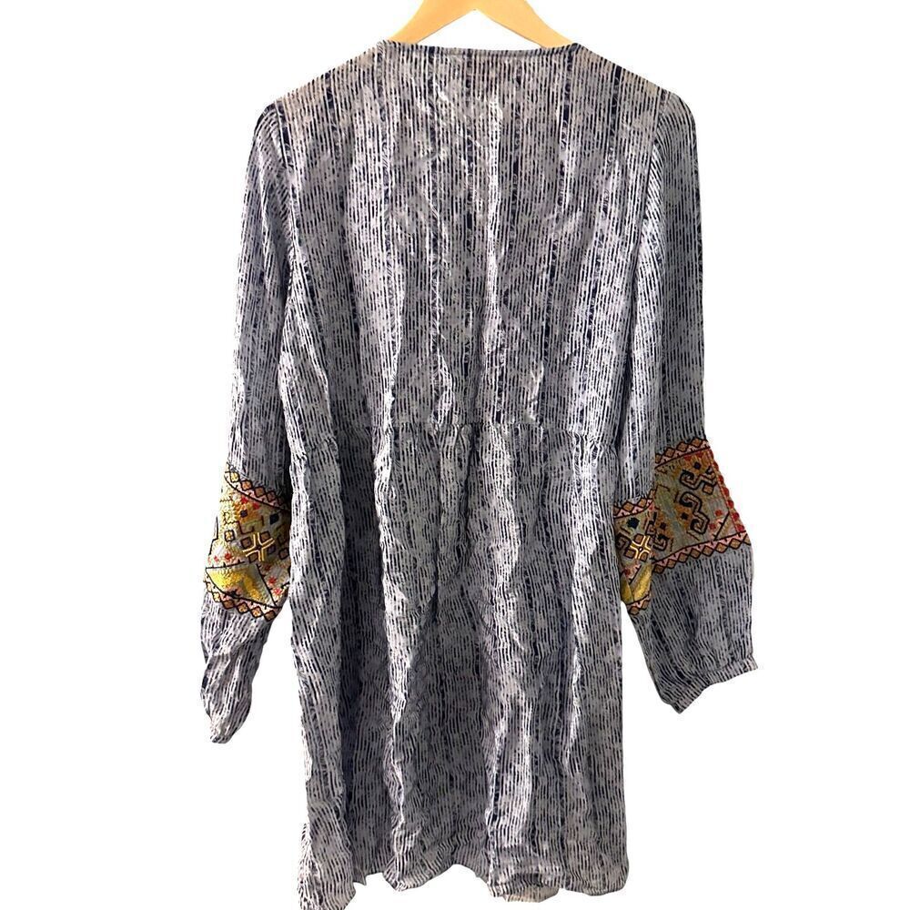 Anthropologie Bhanunu by Jyoto Blue Floral Embroidered 3/4 Sleeve V-Neck Tunic M - Picture 7 of 11